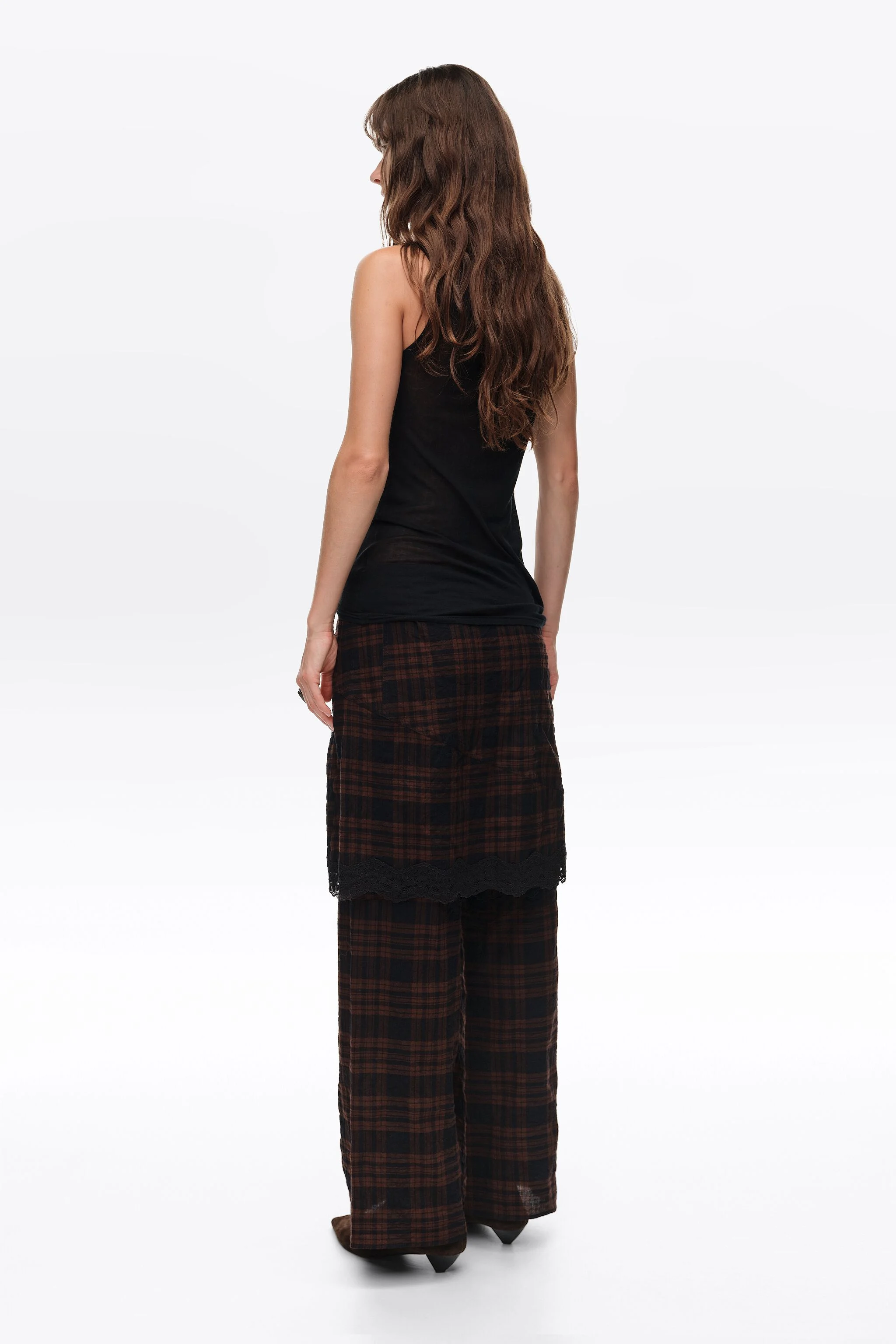 Saia-calça xadrez marrom-escura com detalhes em renda.