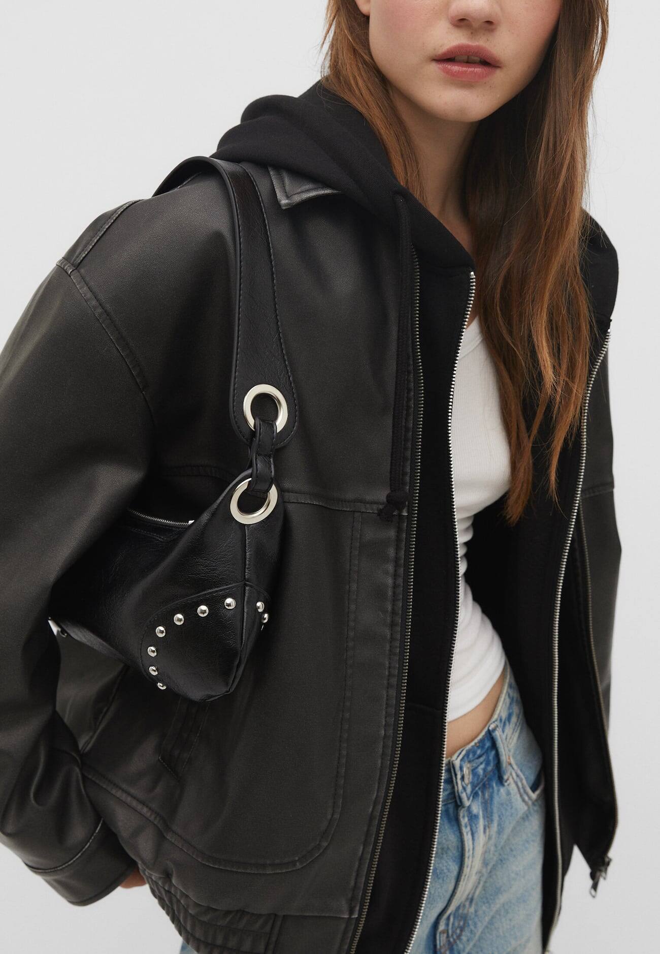 Bolsa de ombro com tachas