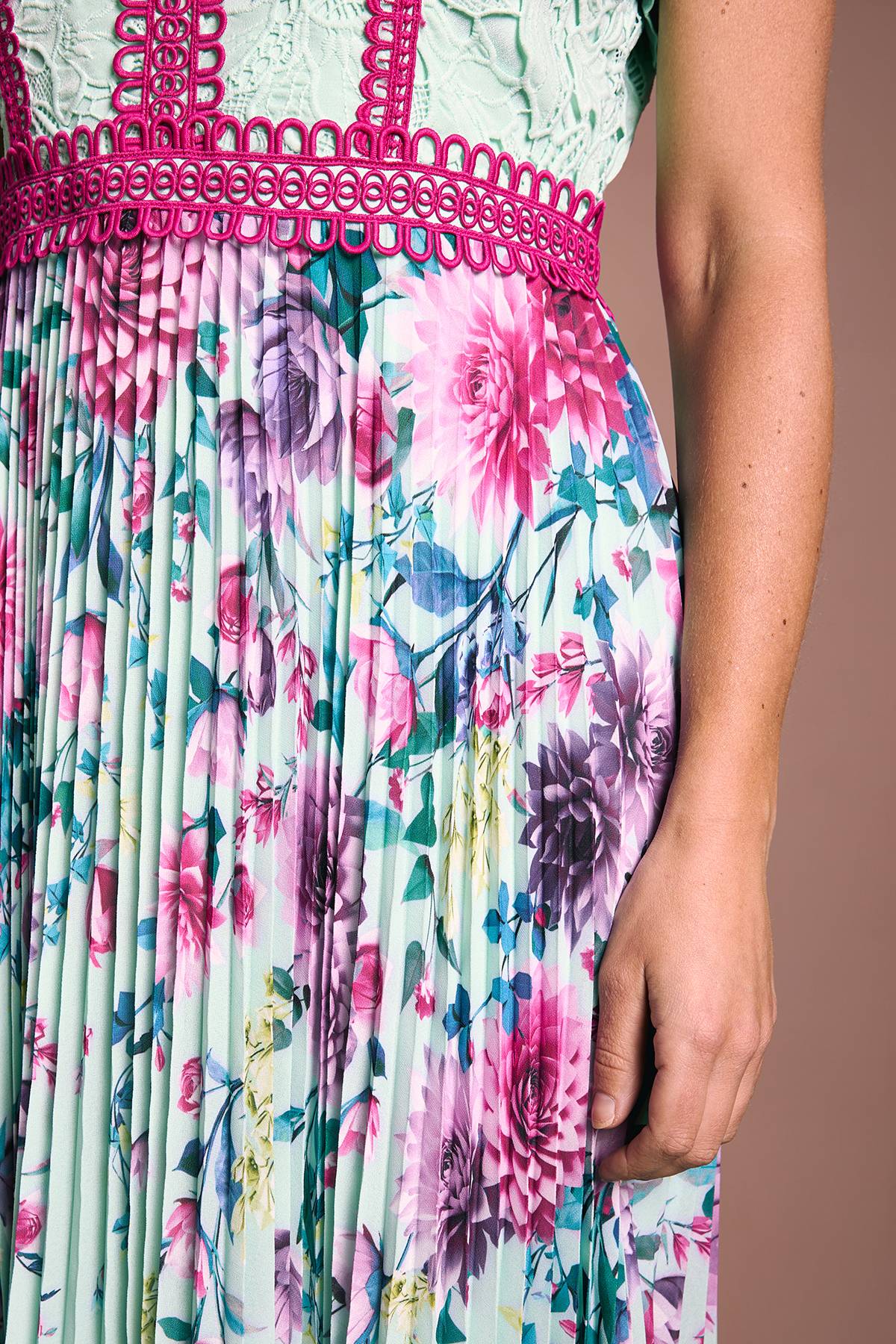 Coast Petite Robe Midi Plissée Lisa Tan À Imprimé Floral Avec Bordure En Dentelle