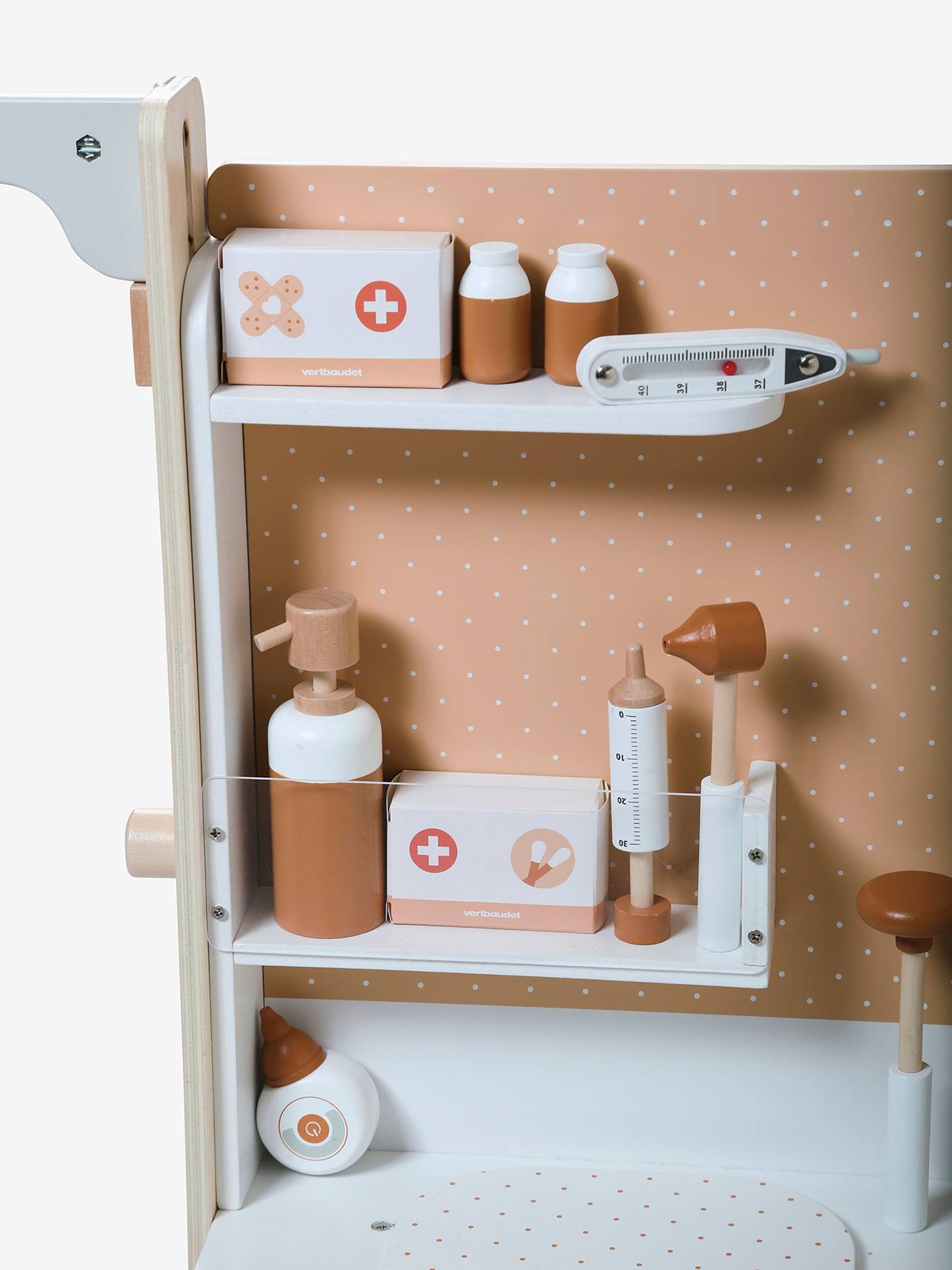 Consultório pediátrico em madeira certificada FSC®, branco claro, lisa com motivos decorativos.