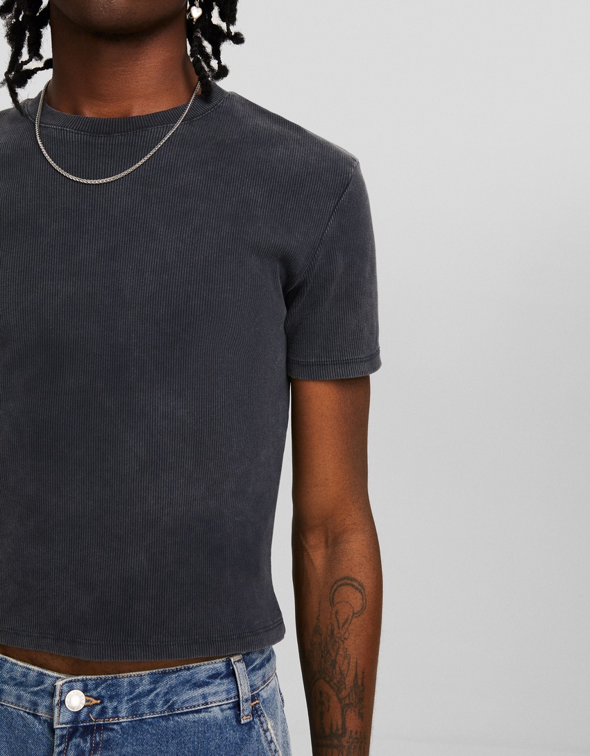 Camiseta cropped de manga curta com efeito desbotado