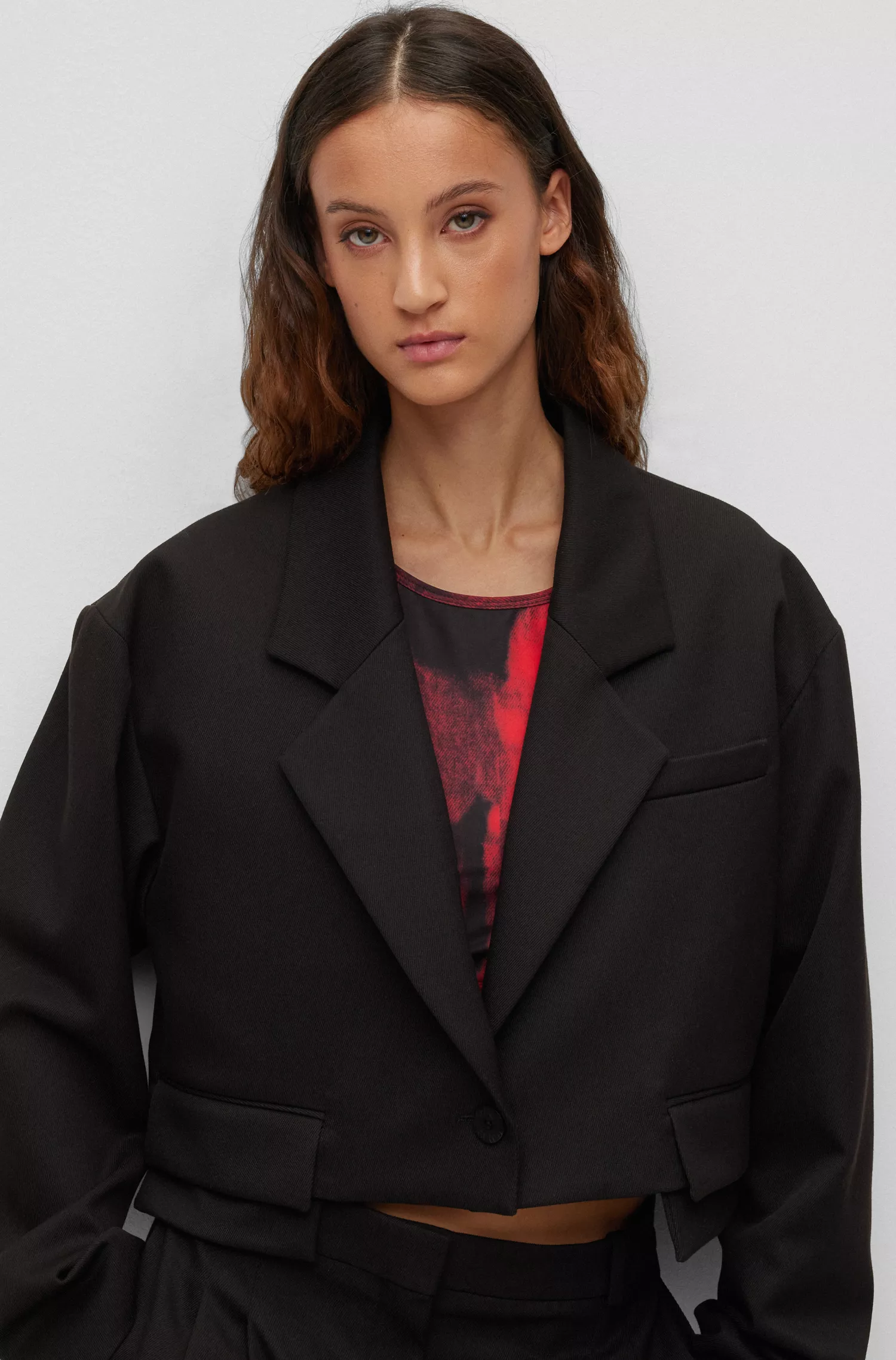 Jaqueta cropped HUGO vermelha, modelagem oversized, em gabardine stretch.