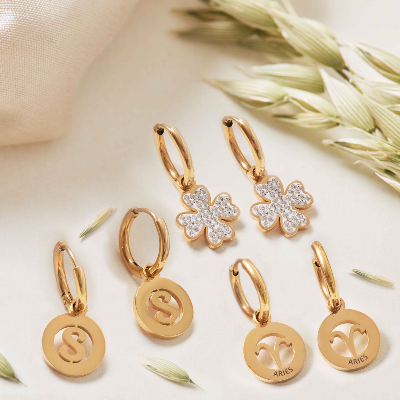 Stalen goldplated oorbellen met letter - K