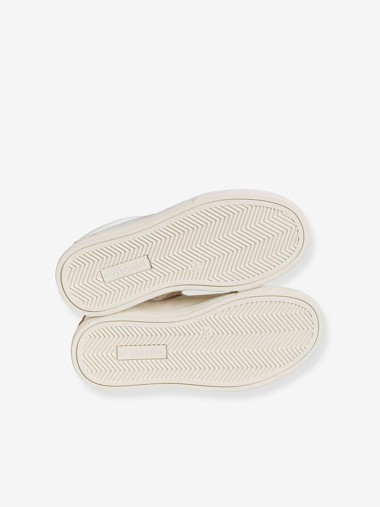 Tênis de amarrar com zíper, modelo infantil branco claro com estampas.