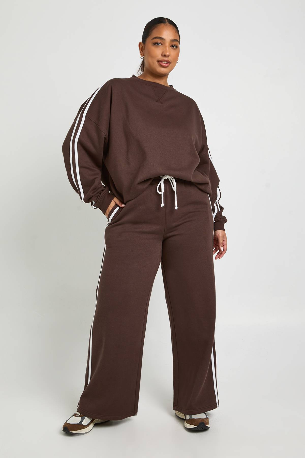 boohoo Joggeurs grande taille à rayure latérale et jambes larges