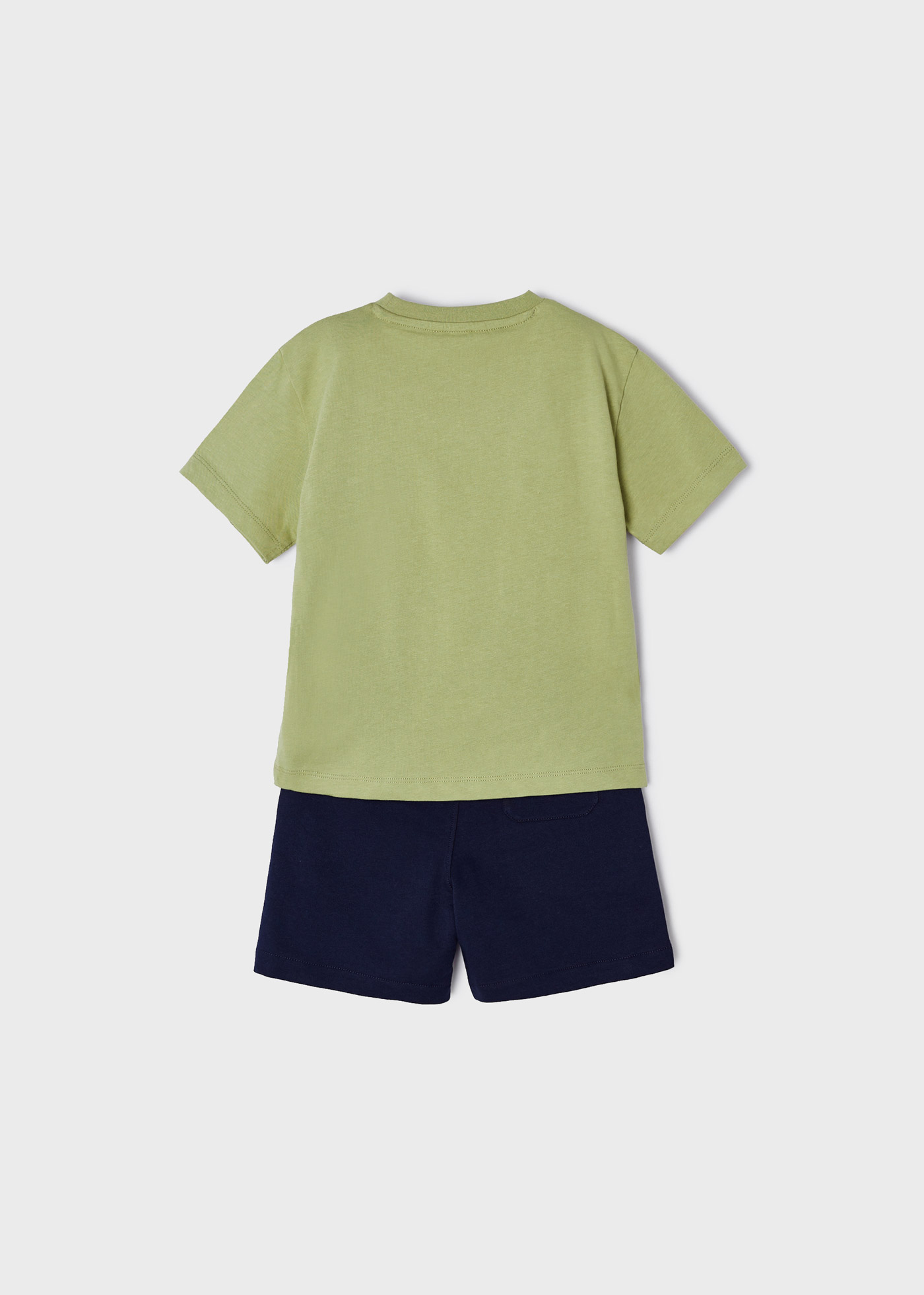 Conjunto infantil masculino com estampa em algodão sustentável.
