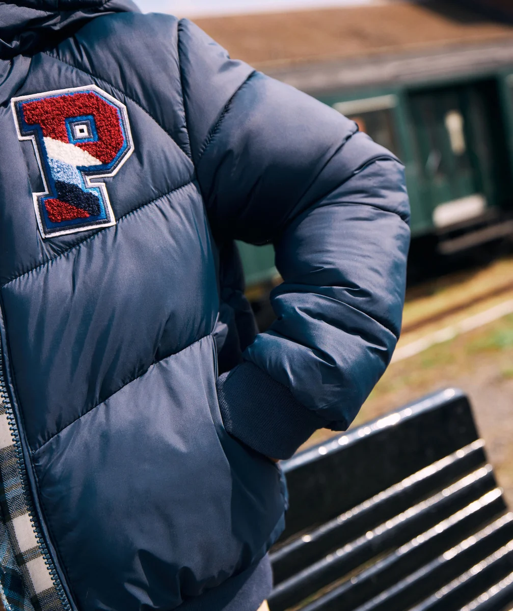 DOUDOUNE À CAPUCHE GARÇON EN REMBOURRAGE RECYCLÉ AVEC PATCH