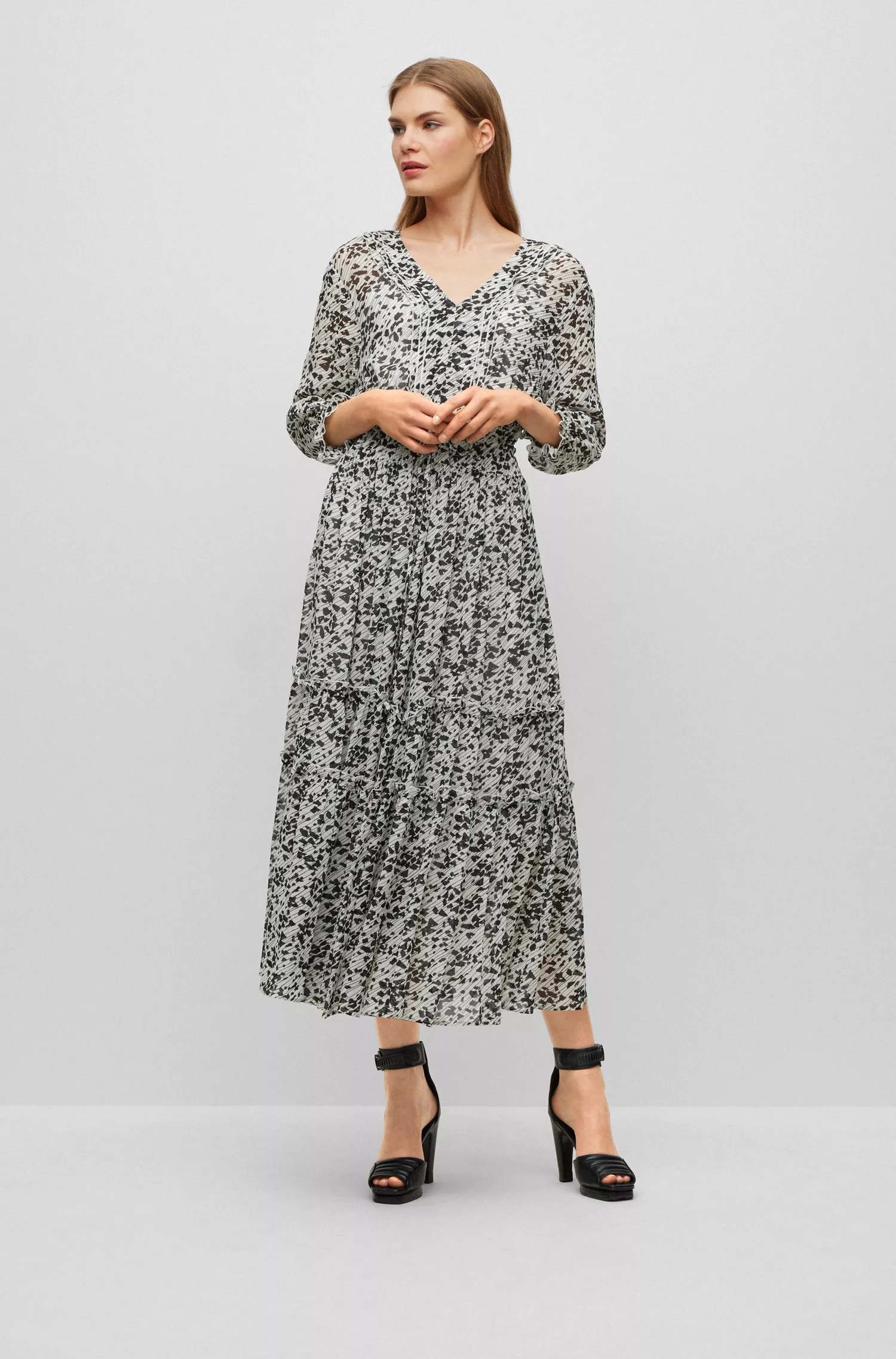 Vestido maxi preto BOSS com estampa da estação e decote em V.