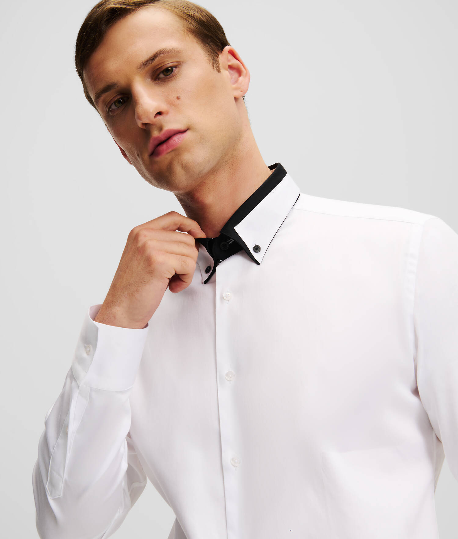 CHEMISE À COL BOUTONNÉE