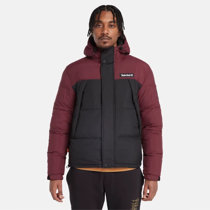 Jaqueta puffer Outdoor Archive masculina na cor bordô.
