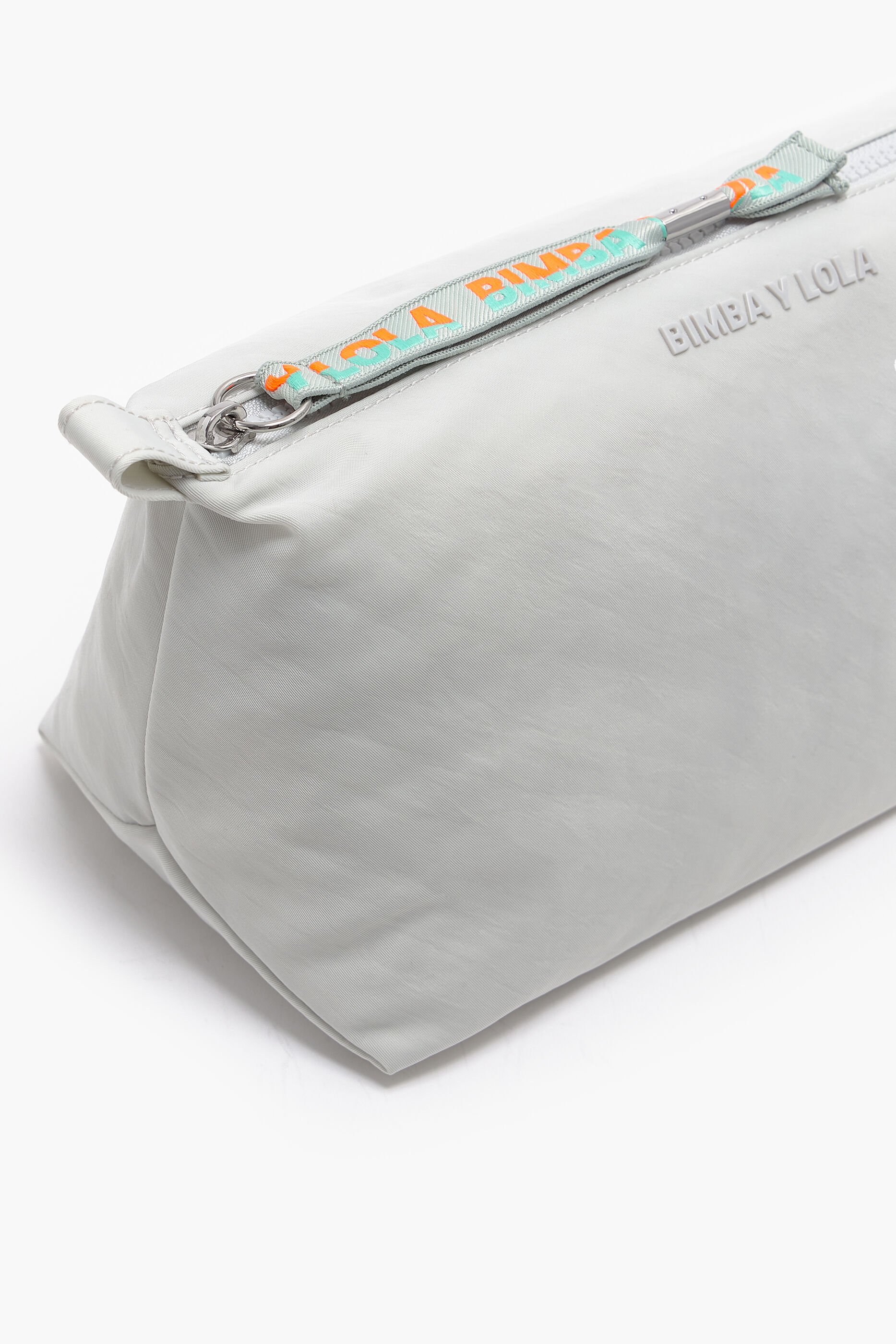 Nécessaire trapezoidal tamanho G, em nylon cinza gelo.