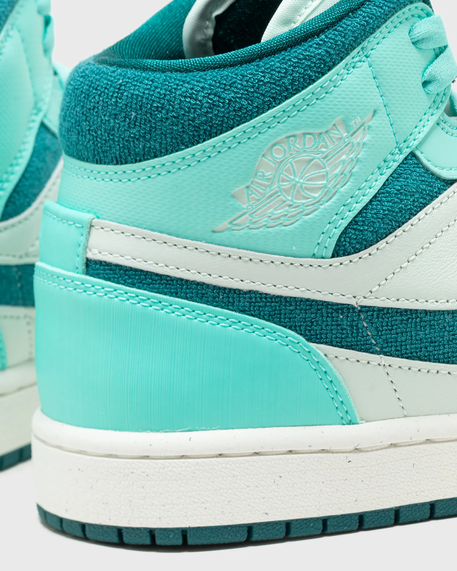Jordan WMNS AIR JORDAN 1 MID SE