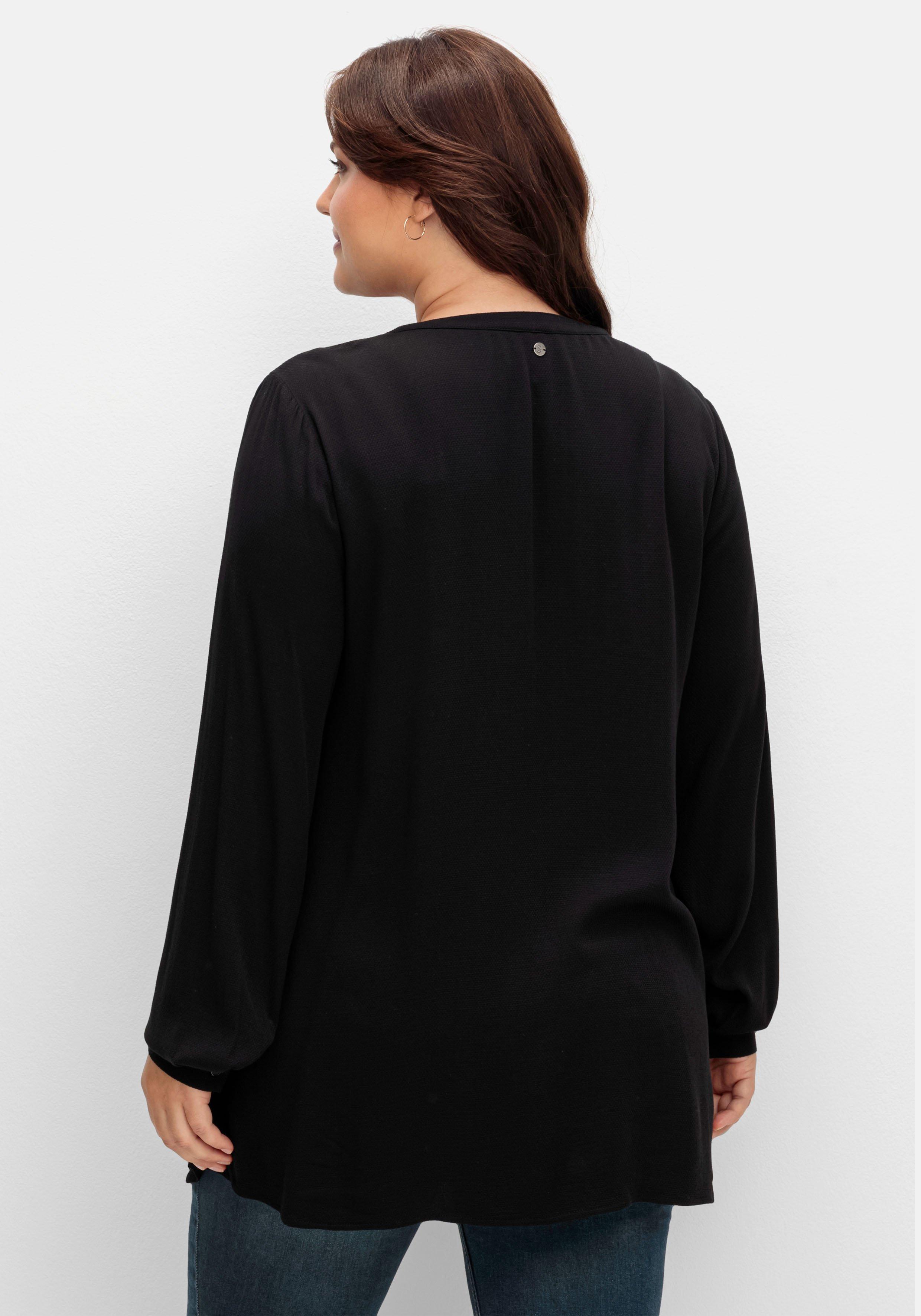 Bluse in strukturierter Optik, mit Stickerei am Saum