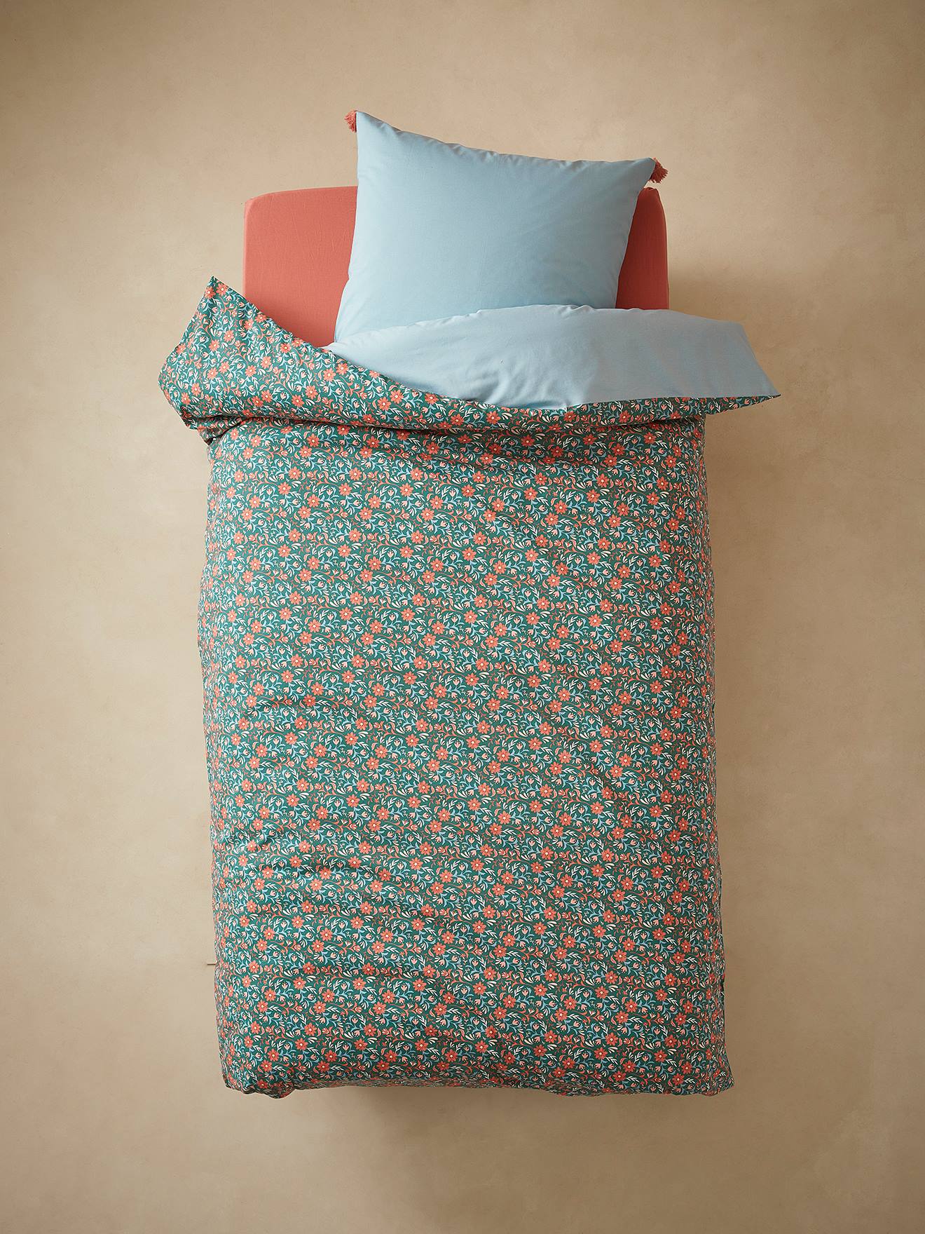 Conjunto infantil GIPSY ROULOTTE com capa de edredom e fronha, azul médio liso com estampas.