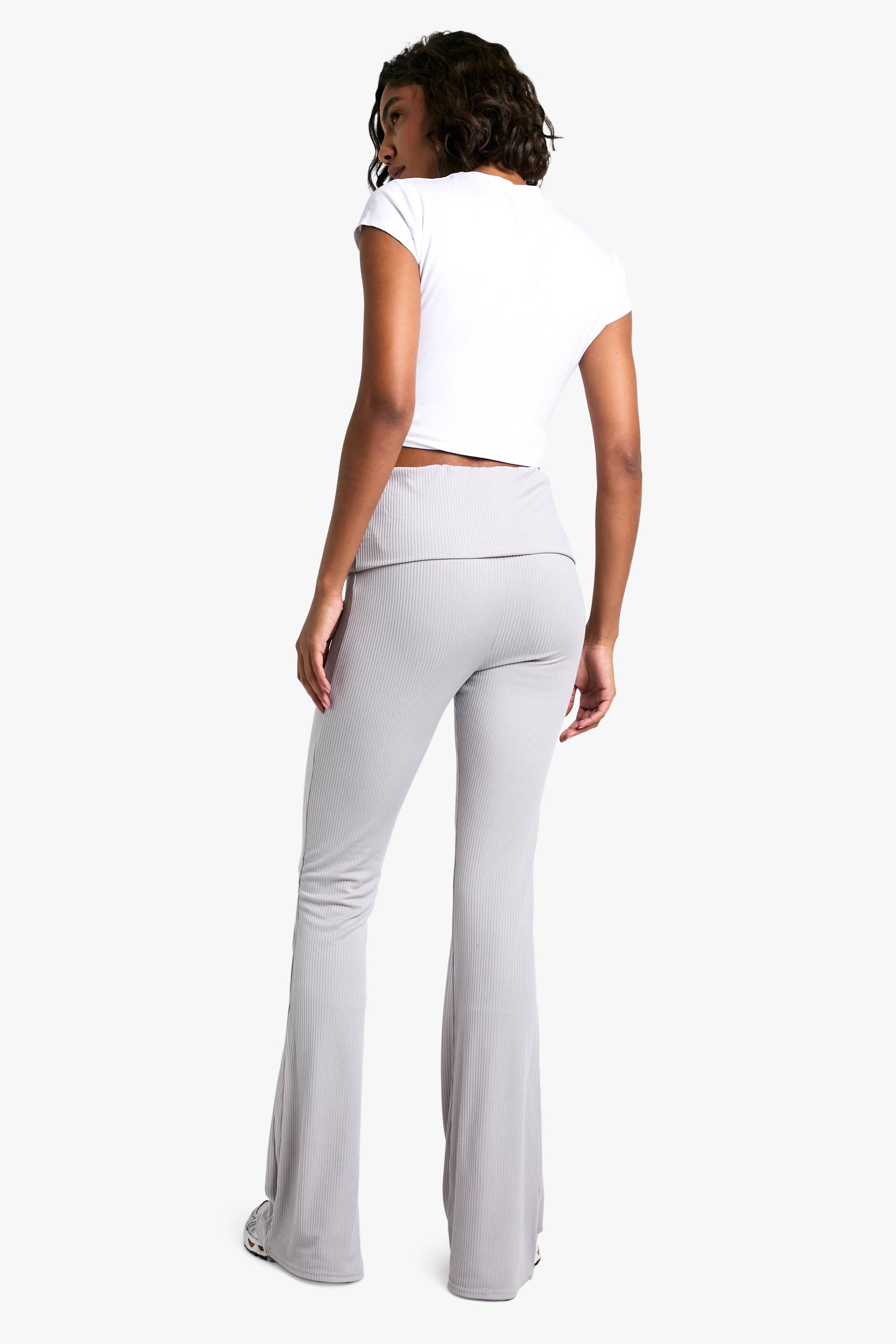 boohoo Pantalon évasé à taille haute avec pli, en jersey côtelé doux