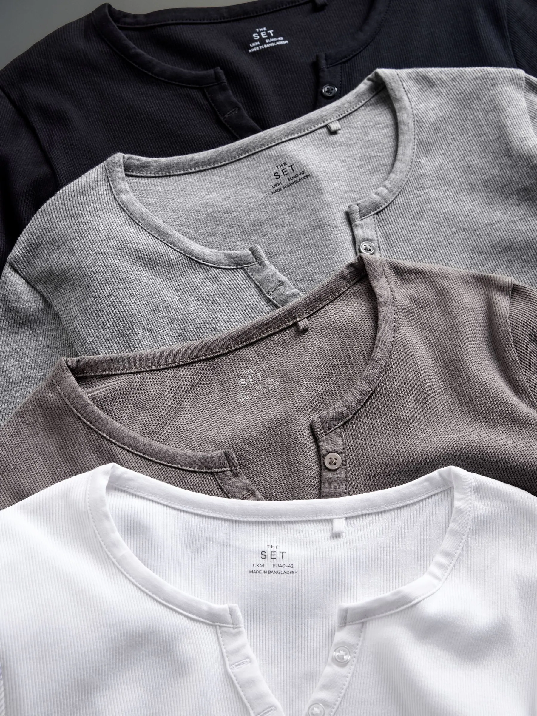 Zwart/wit/lichtgrijs/taupe bruin - The Set verpakking van 4 geribde Henley T-shirts met lange mouwen
