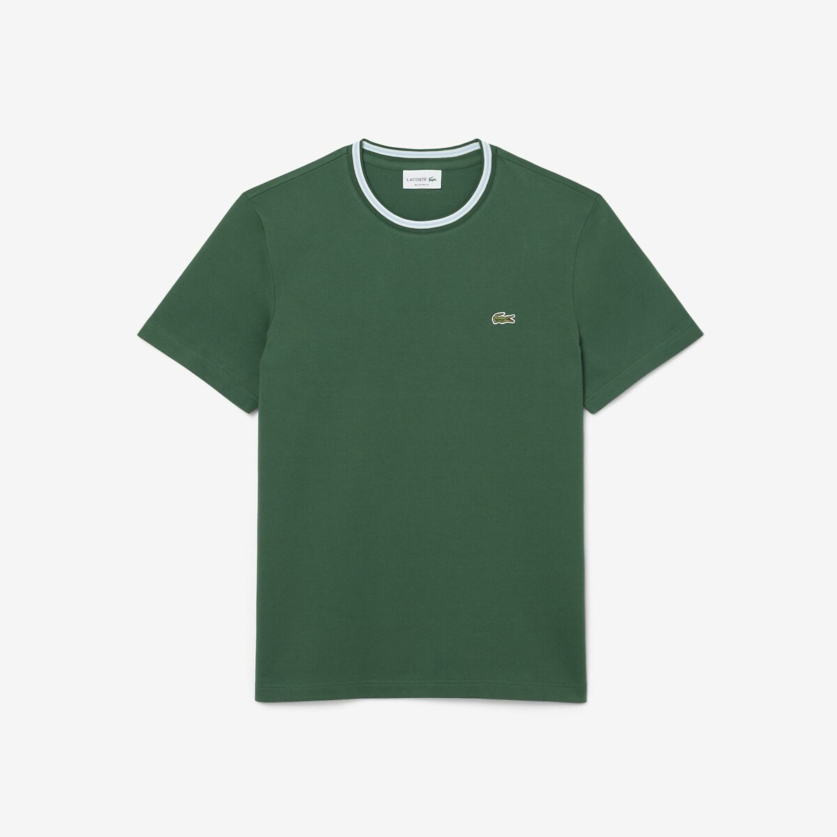 Camiseta LACOSTE com listras na gola. Modelagem regular.