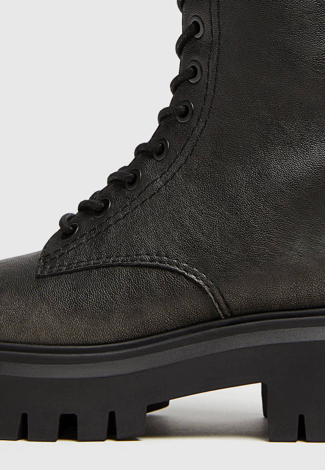 Botas de sola tratorada com cadarço e cano baixo