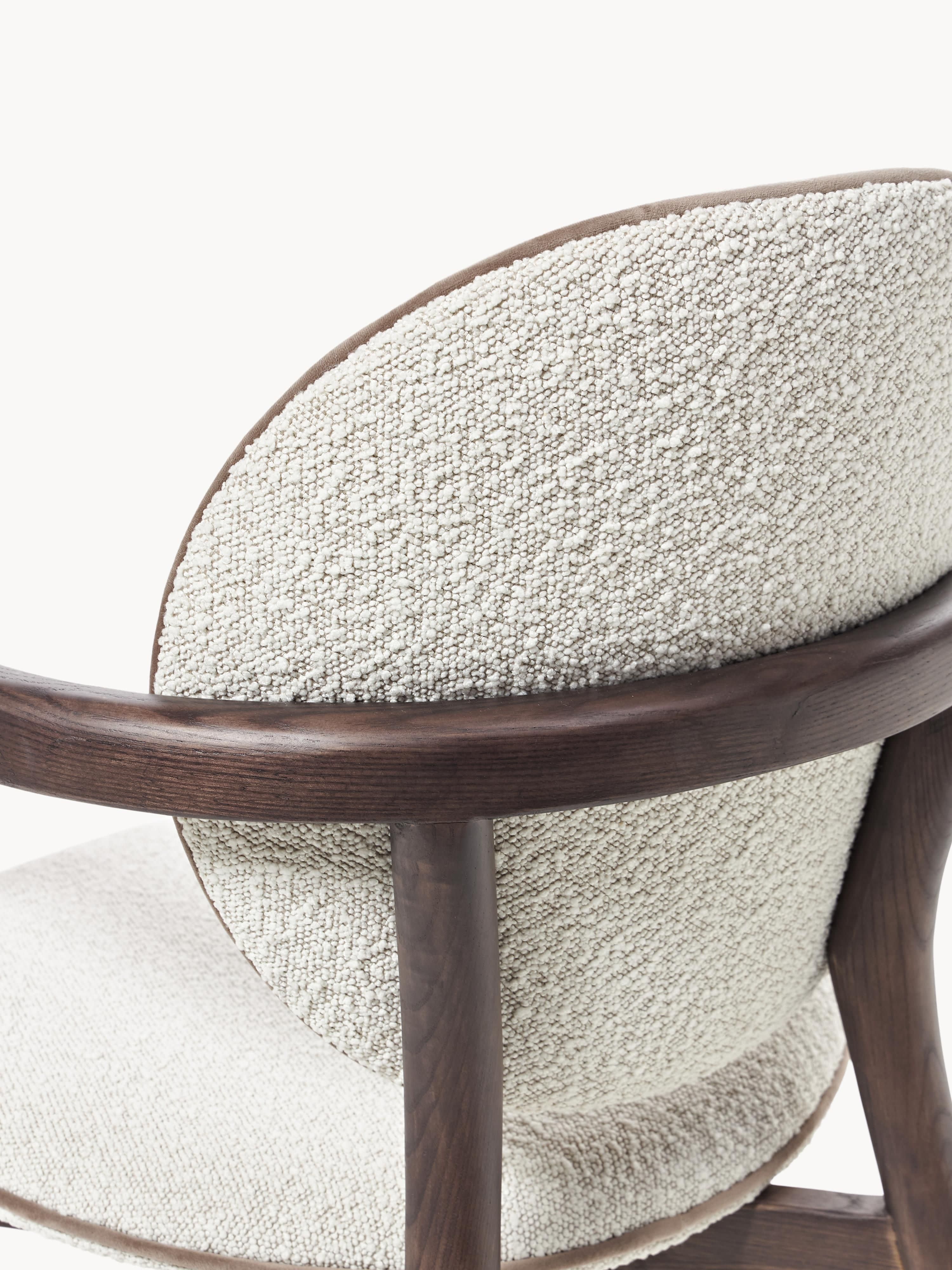 Houten Maia stoel met bouclé bekleding