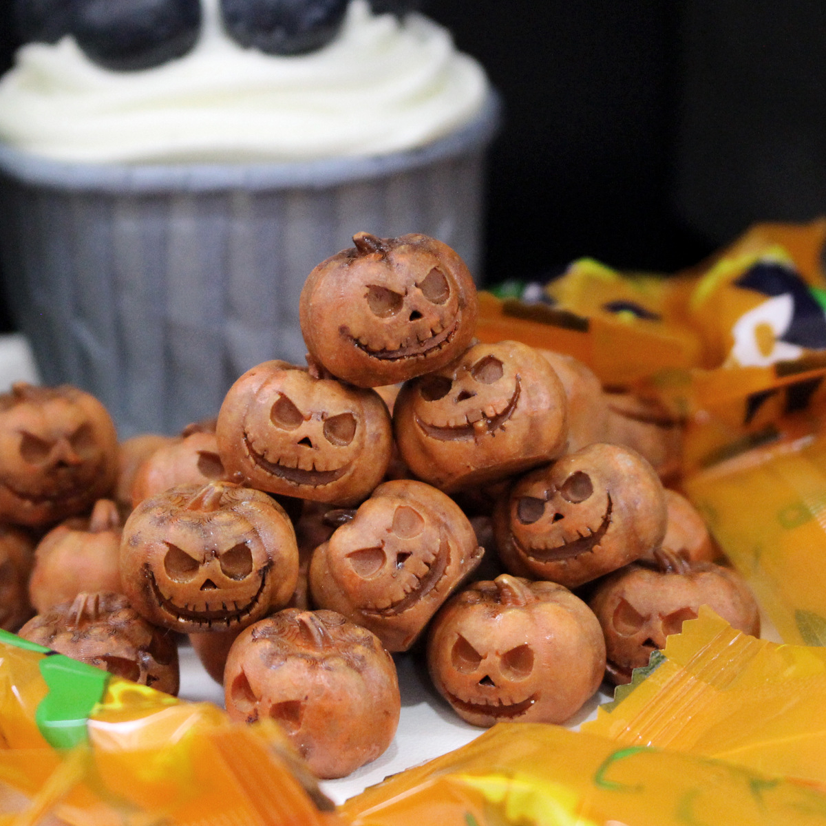 (20er Set) Miniatur Halloween Deko Mini Kürbis Grusel Party Tischdekoration Bastel Zubehör für Kreative DIY Projekte - Orange