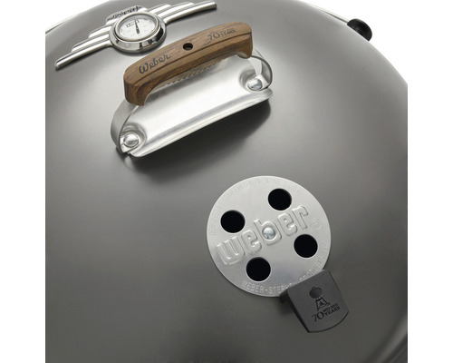 Weber Kettle Houtskoolgrill, Verjaardagseditie, 57 cm, Geëmailleerd staal, Grijs Metallic, inclusief aslade, brikettendispenser en dekselthermometer