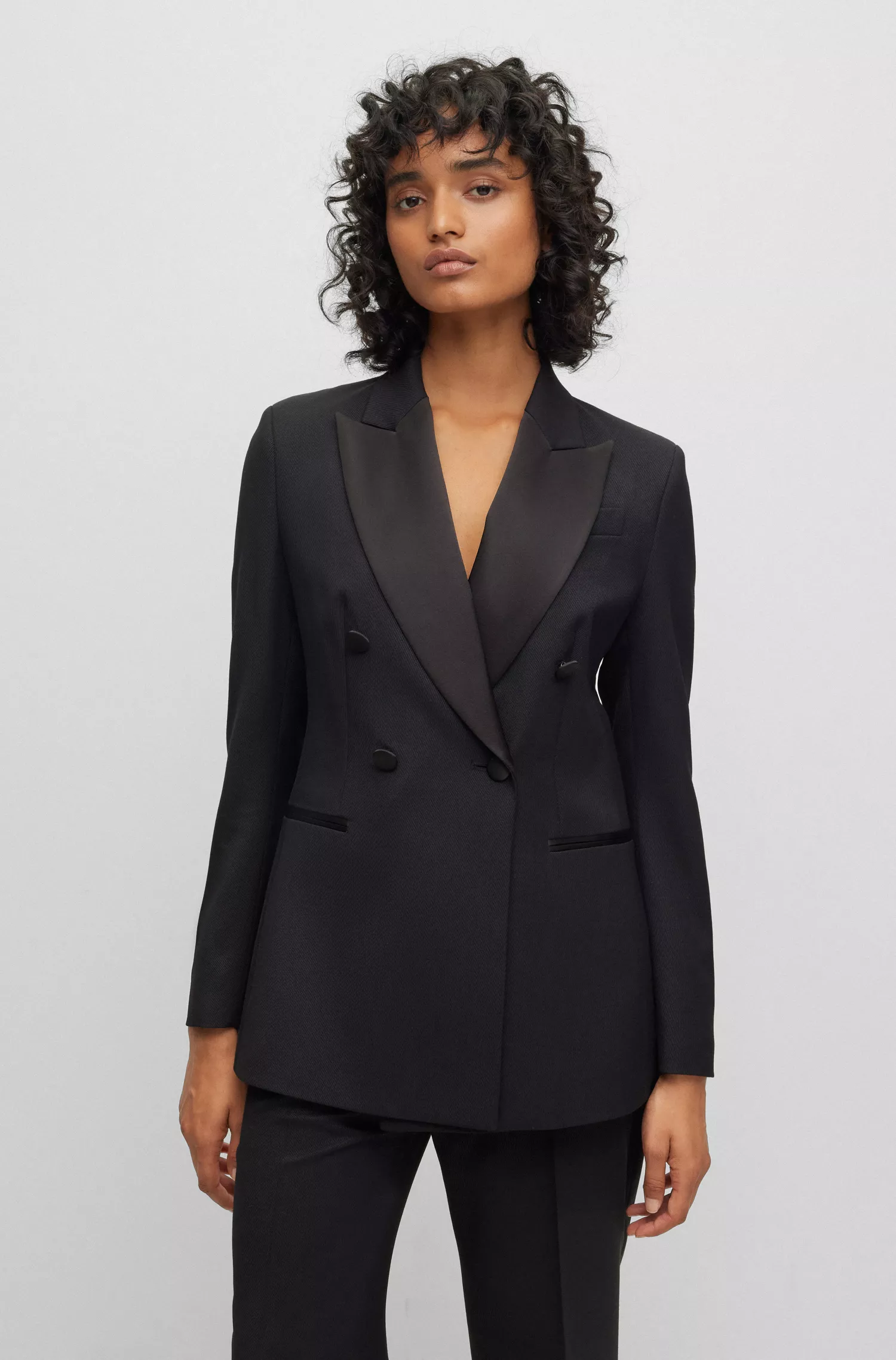 Blazer de smoking BOSS preto, corte slim, em sarja de lã mista.