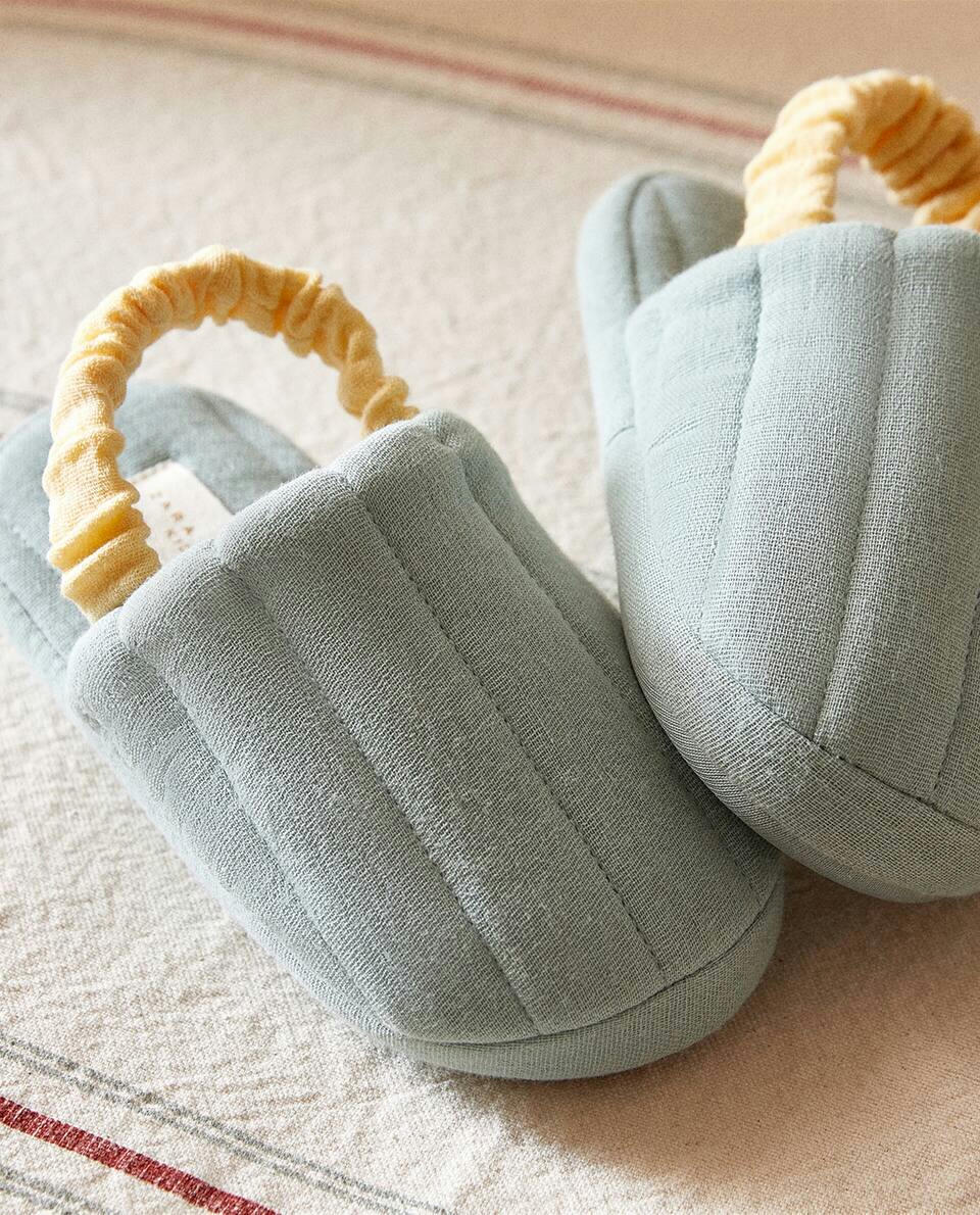 Chinelo de tecido com tira no calcanhar