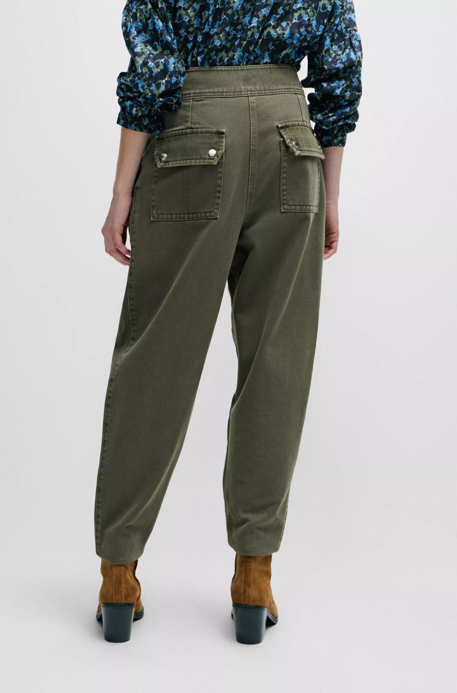 Calça BOSS laranja, corte relaxado, em sarja de algodão com pregas frontais.