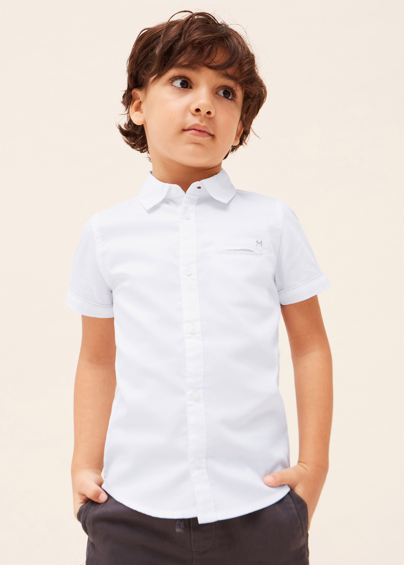 Camisa de manga curta para meninos, feita com algodão sustentável.