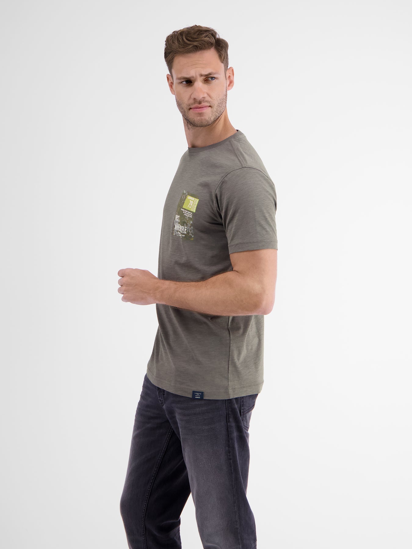 O-Neck T-Shirt. Brustprint