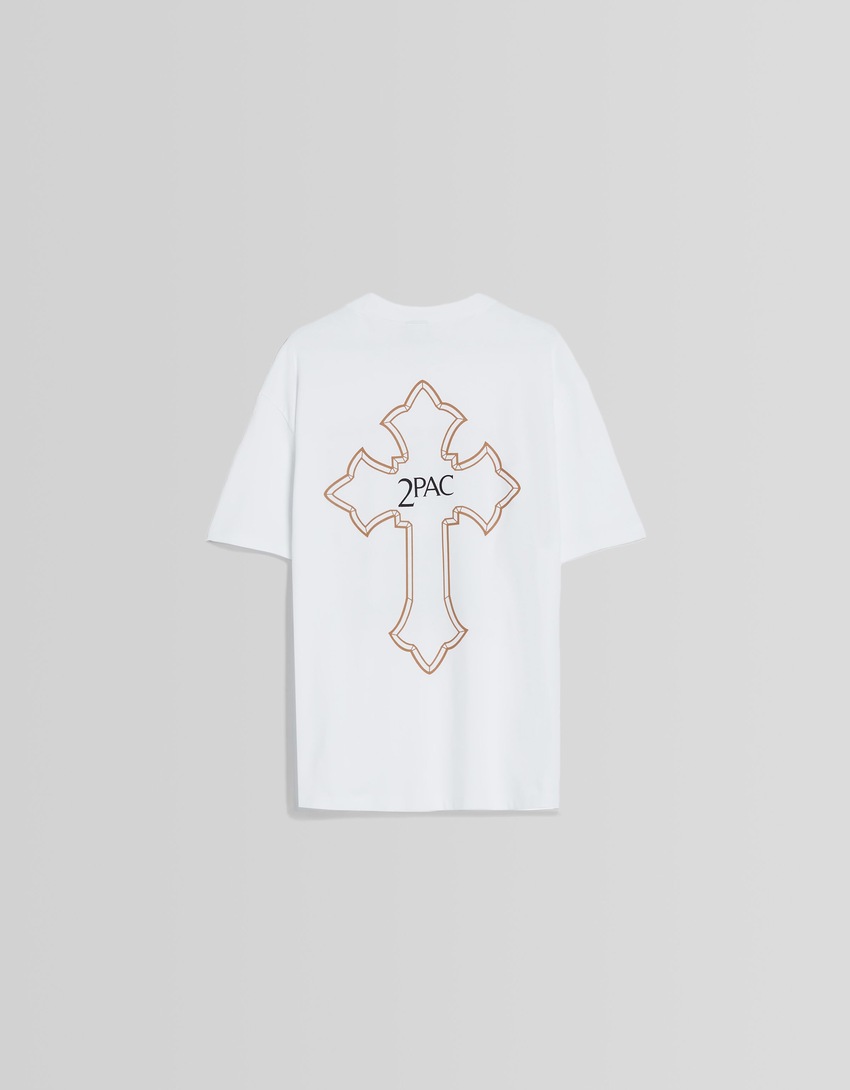 Camiseta de manga curta com estampa do Tupac e modelagem quadrada.