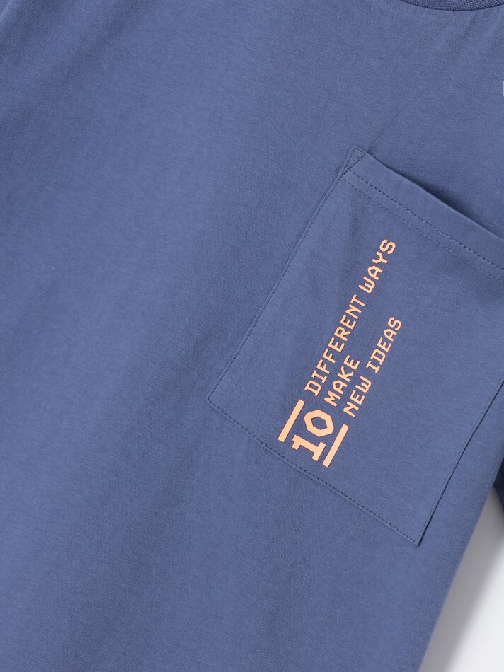 Camiseta estampada com bolso - Azul desbotado