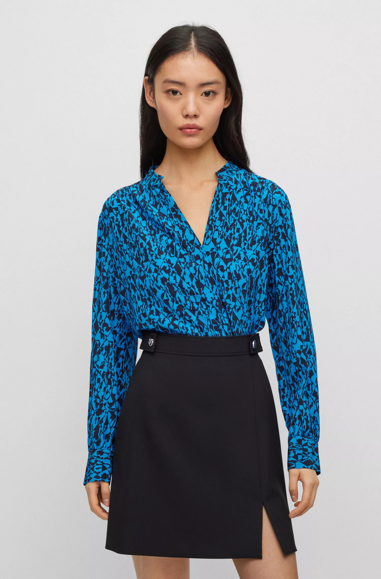 Blusa BOSS preta de corte regular em seda com estampa da estação.
