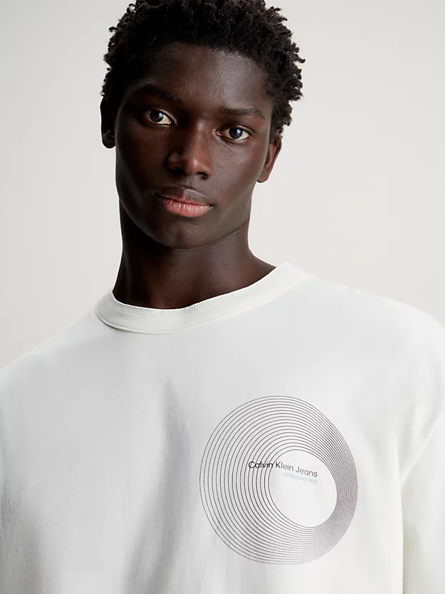 Camiseta com estampa gráfica e modelagem relaxada