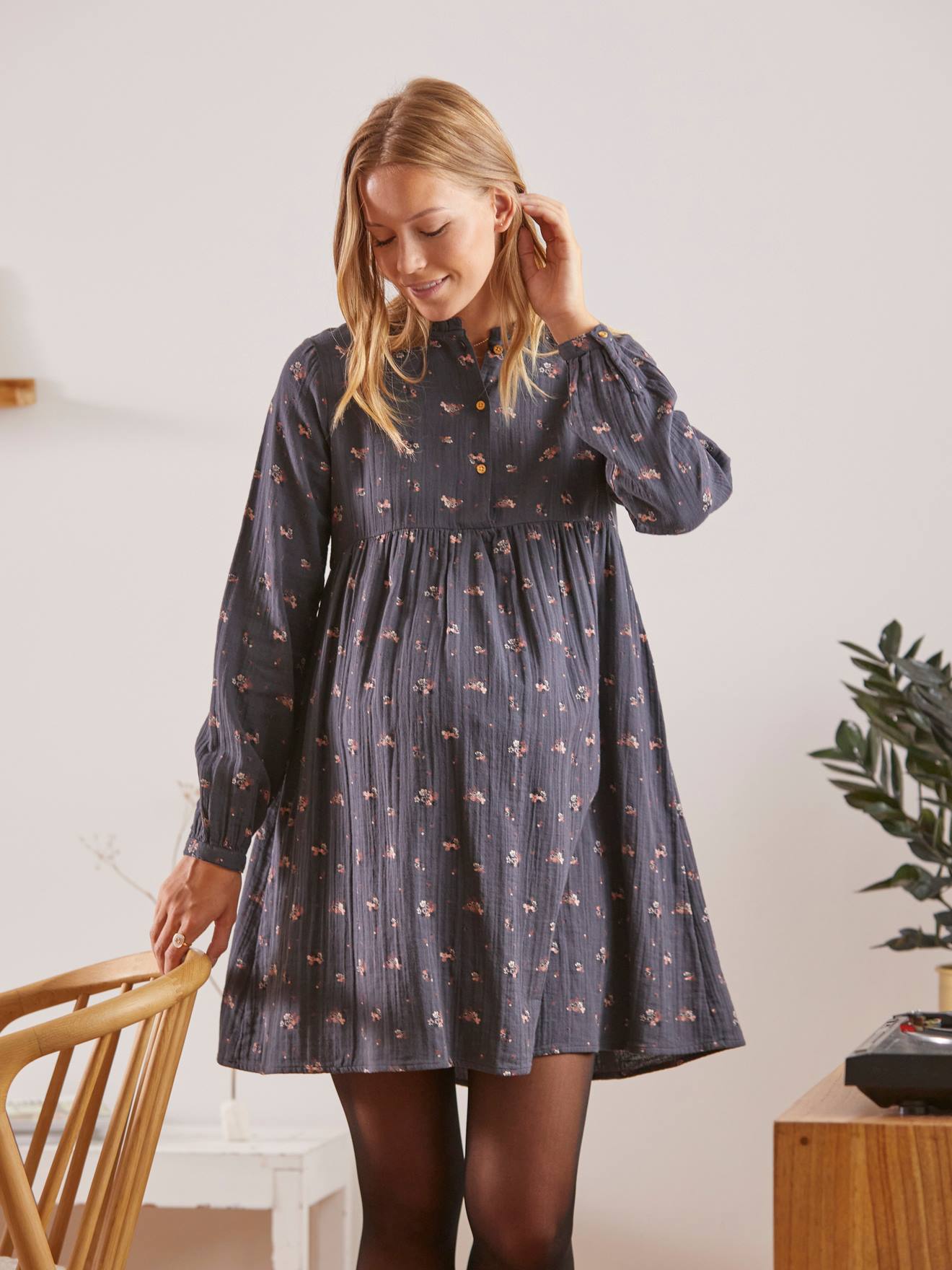 Vestido de maternidade e amamentação em chiffon de algodão estampado cinza escuro