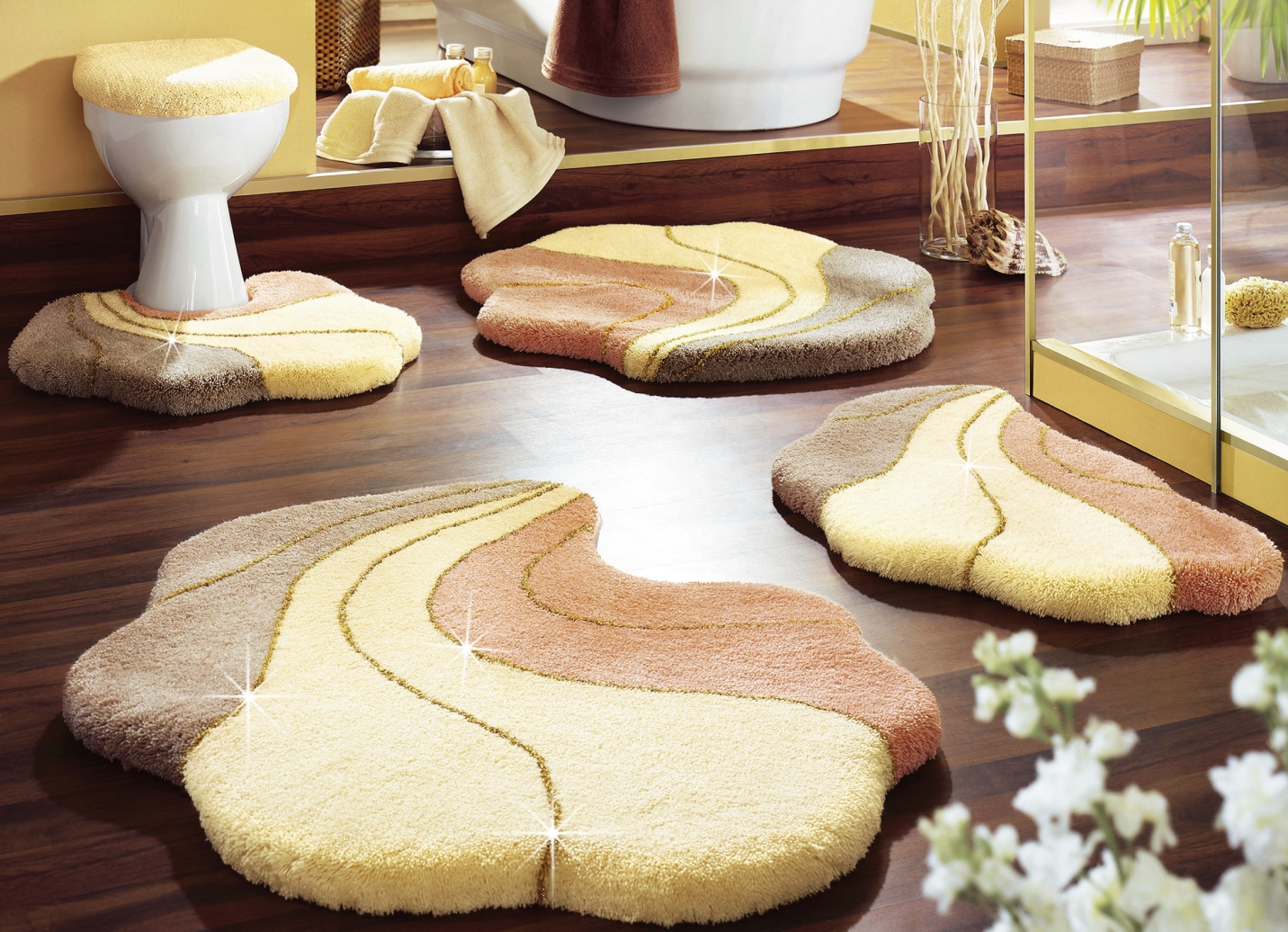 Badgarnitur von Grund mit Gold-Glitzergarn