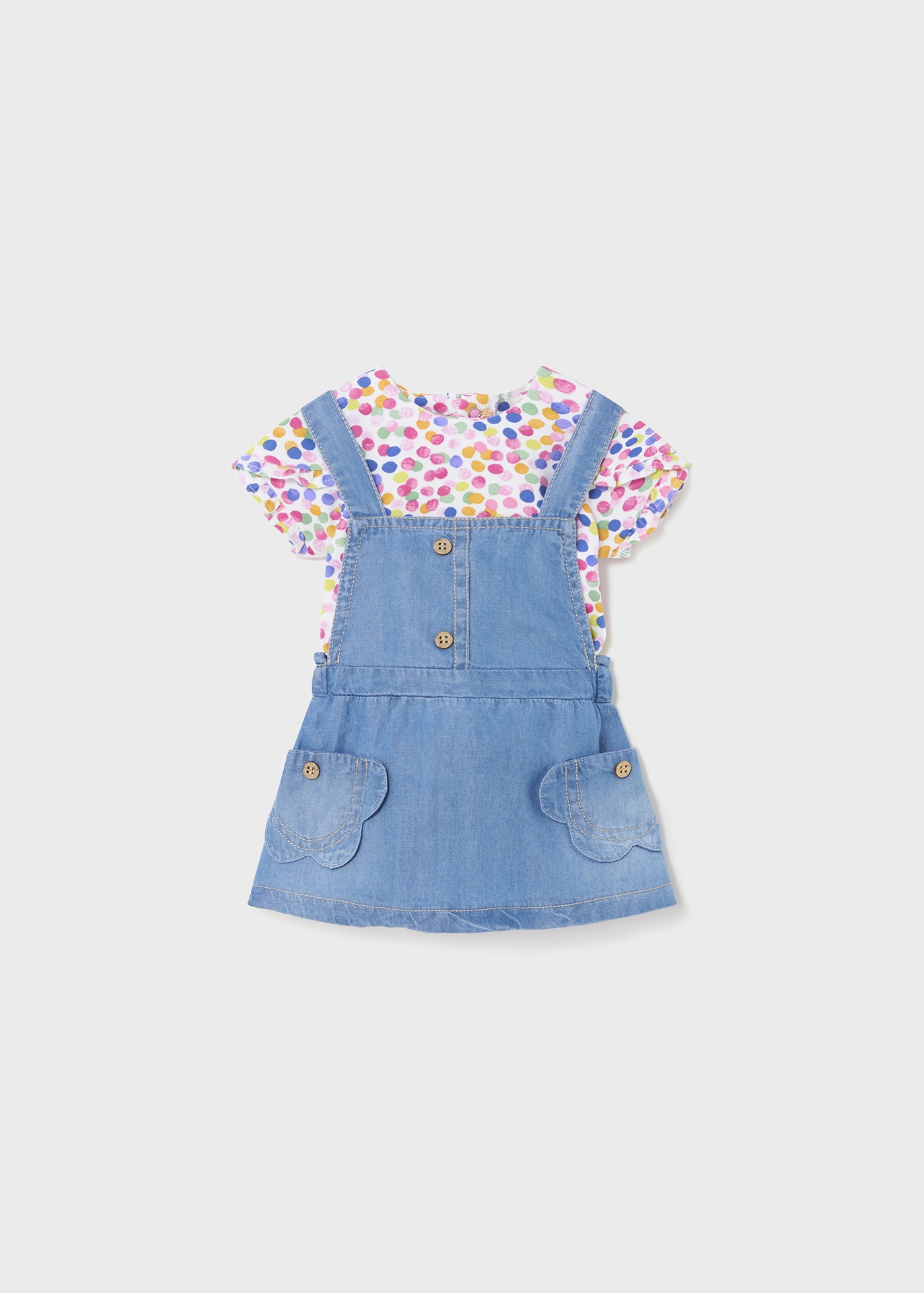 Conjunto de duas peças para recém-nascido: jardineira jeans e saia.