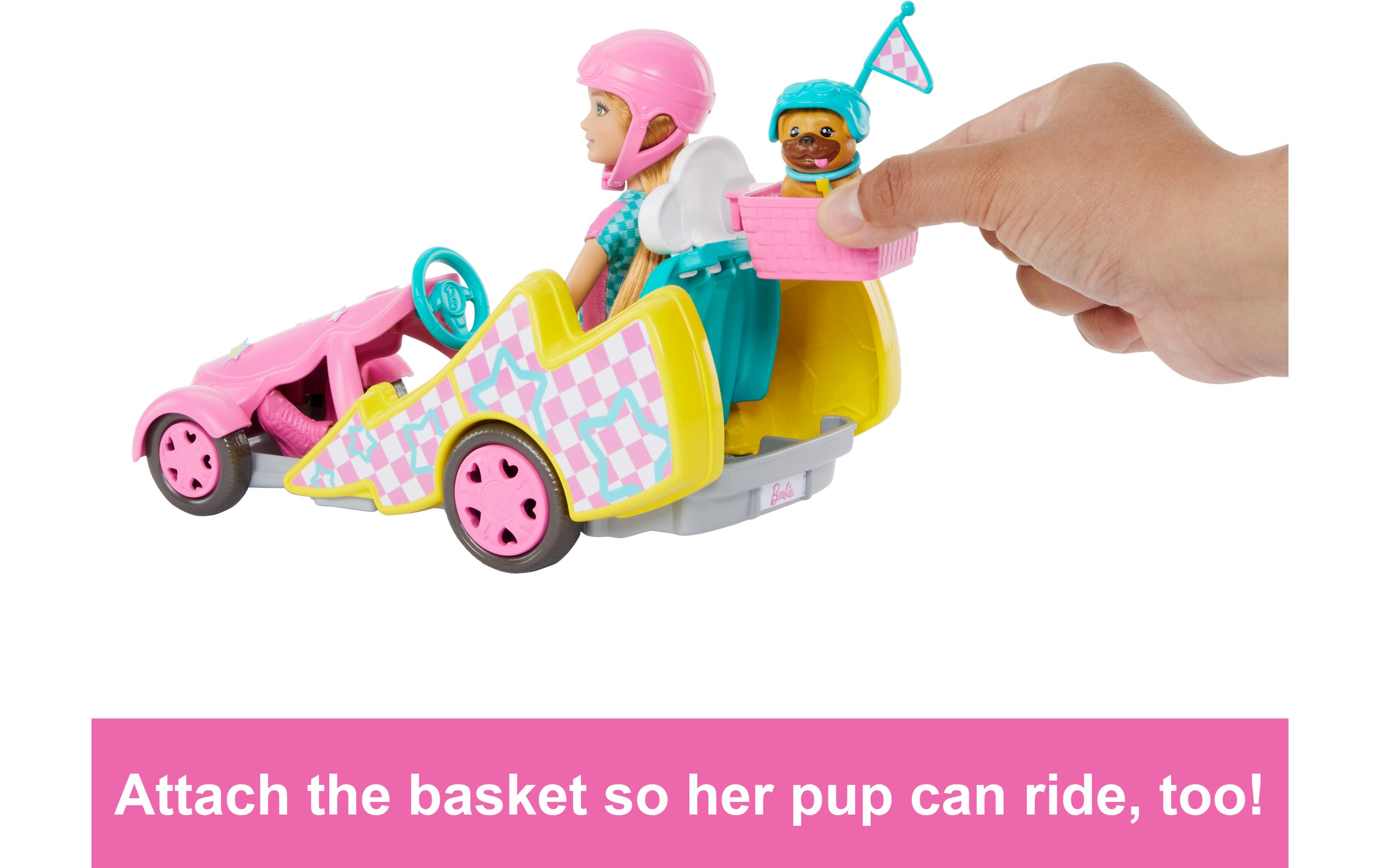 Spielset Barbie Stacie Go-KartRennfahrerin-Puppe mit Spielzeugauto, Hündchen, Zubehör und Stickerbogen