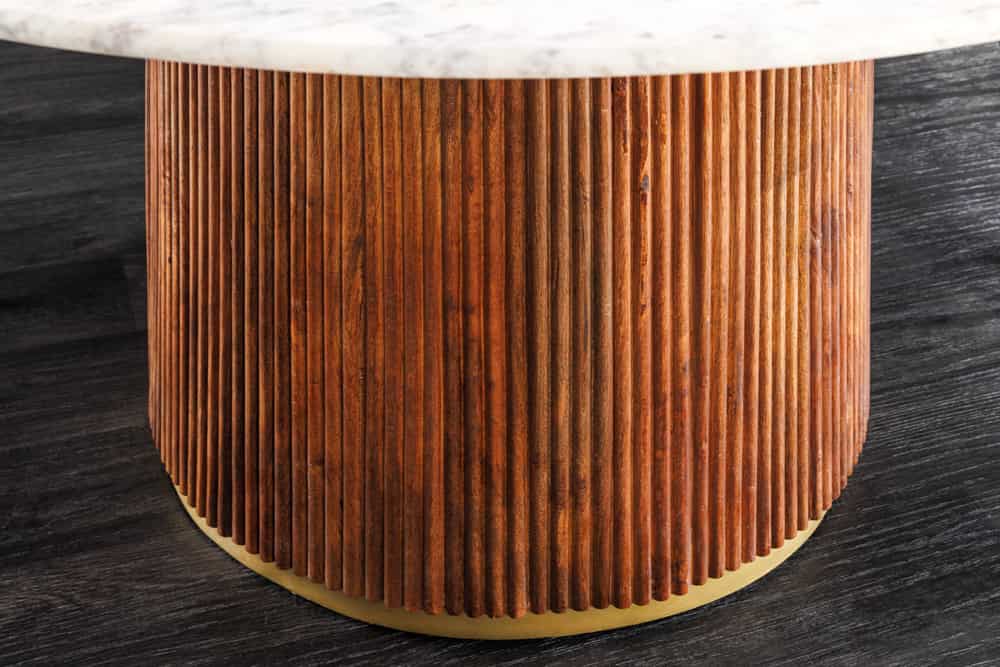 Runder Esstisch GATSBY 140cm braun gold Mangoholz weiße Marmorplatte Säulenfuß