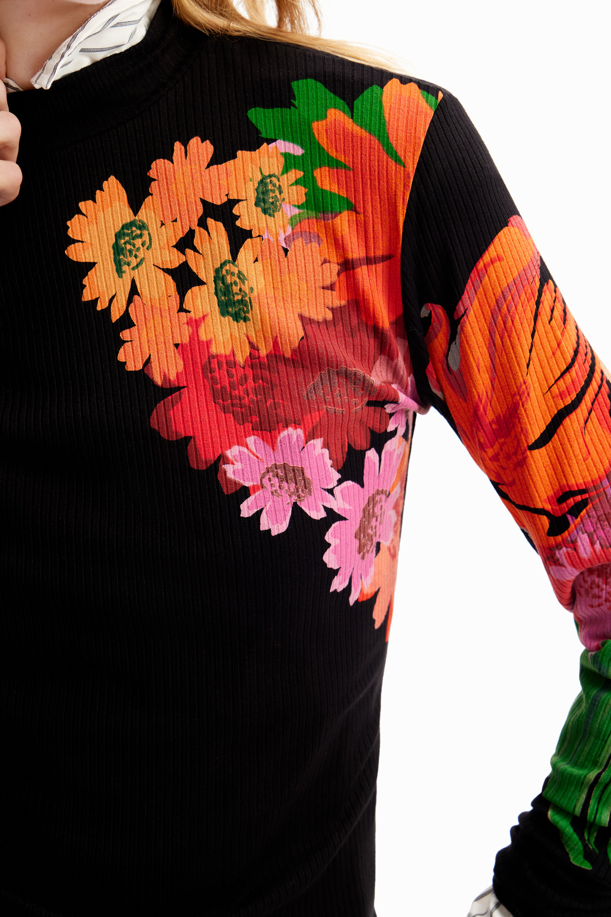 Camiseta floral canelada