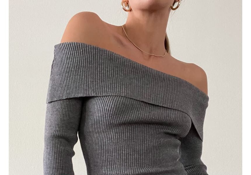 Rosesand - Lange mouw off-shoulder effen gebreide mini-bodyconjurk