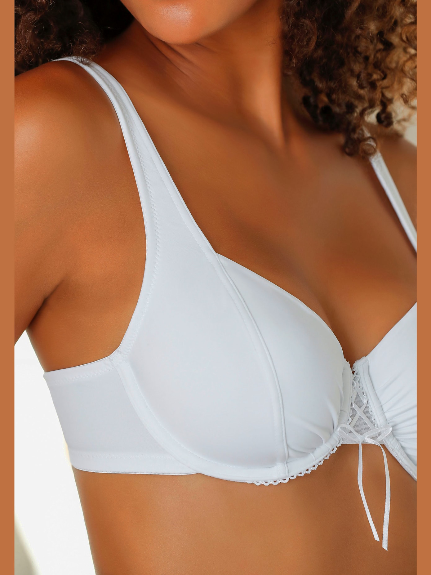Soutien-gorge balconnet. encolure carrée pour un décolleté parfait