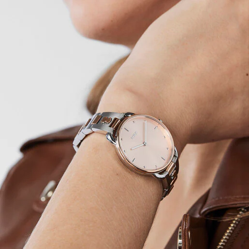 Relógio analógico Let. Pulseira bicolor em aço com mostrador rosa.