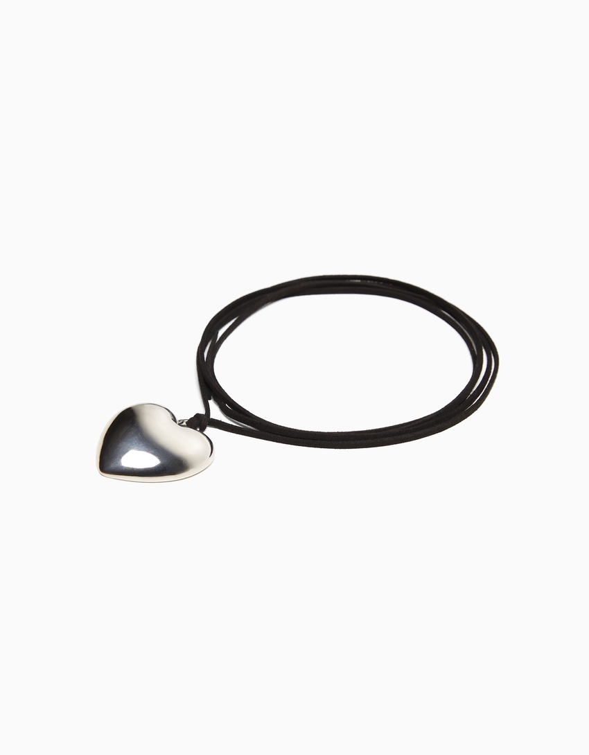 Colar com cordão em formato de coração