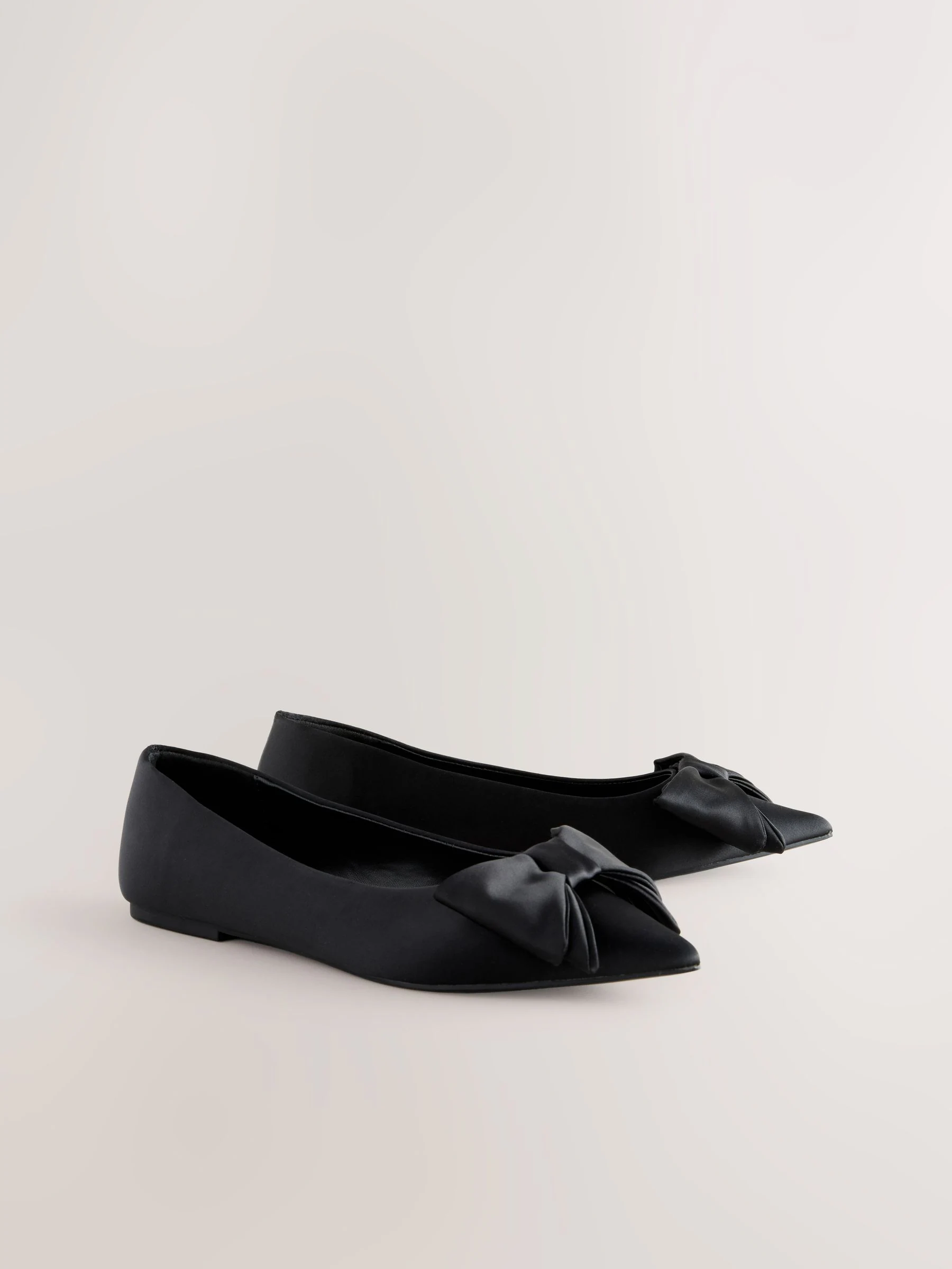 Zwart - Ballerina's met spitse neus en strik
