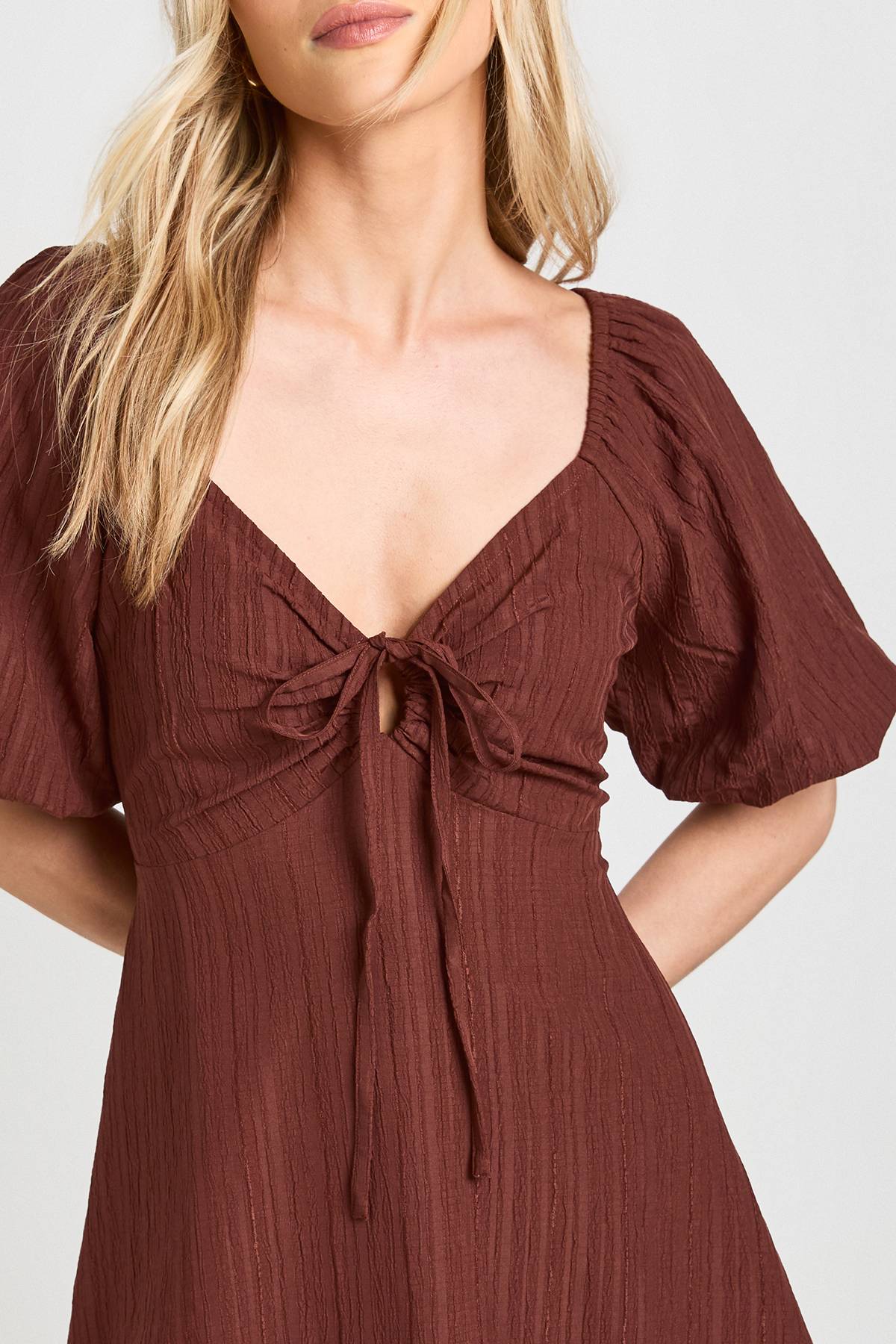 boohoo Robe Courte Petite À Manches Volumineuses Texturées
