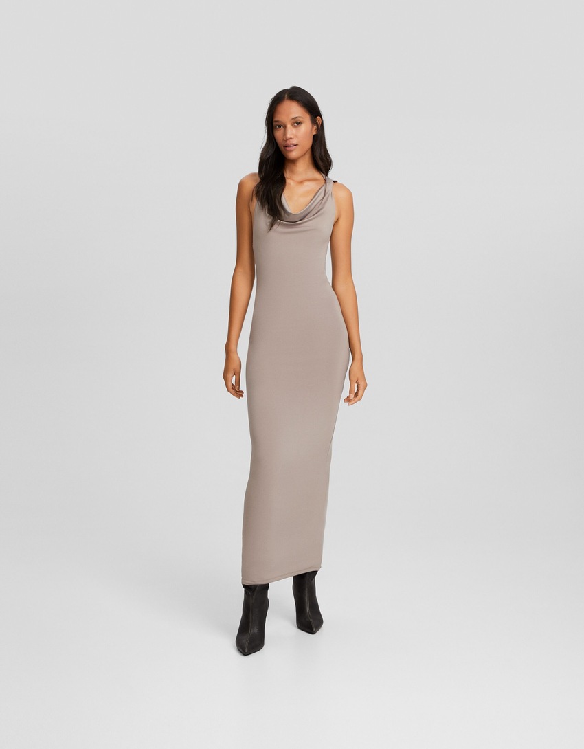 Vestido longo sem mangas com capuz aberto nas costas