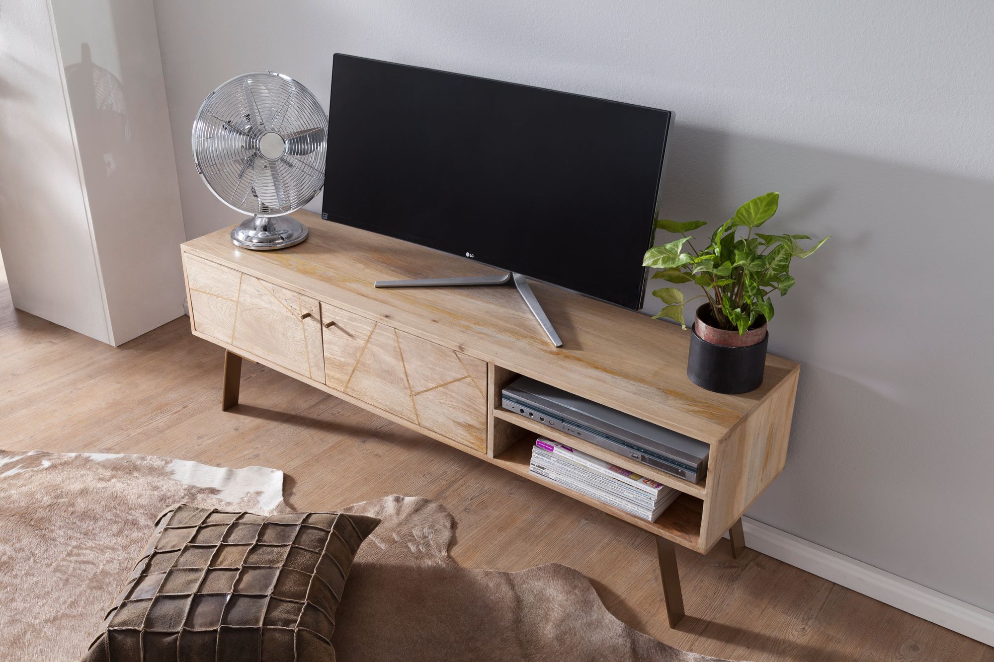 KADIMA DESIGN TV Lowboard Garda im Landhaus-Stil, für Fernseher bis 55 Zoll, Massivholz Mango und Metall, 145x47x35 cm.