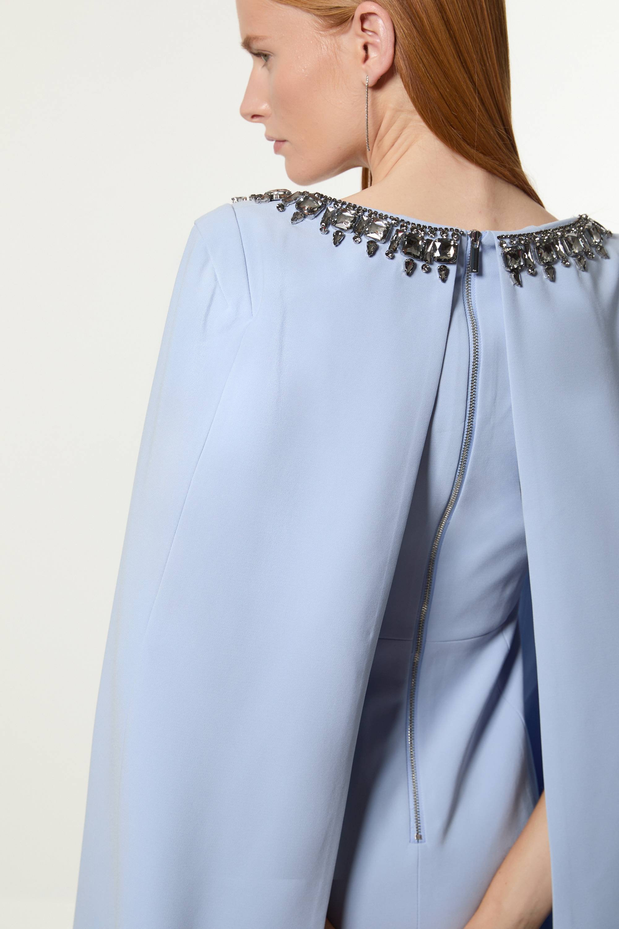 KarenMillen Robe maxi cape en viscose crêpe tissée ornée de cristaux