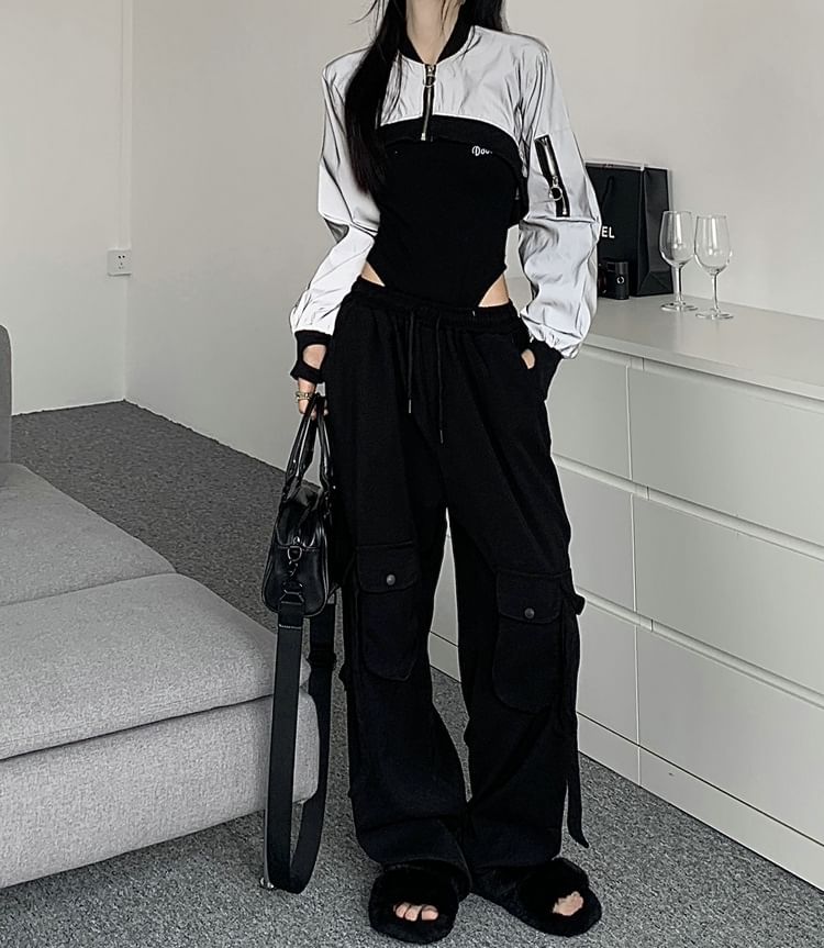 Kenning - Mouwloos bodysuit met ronde hals en geborduurde letters / Effen wijde cargobroek met trekkoord in de taille / Tweekleurig paneel cropped jack met rits